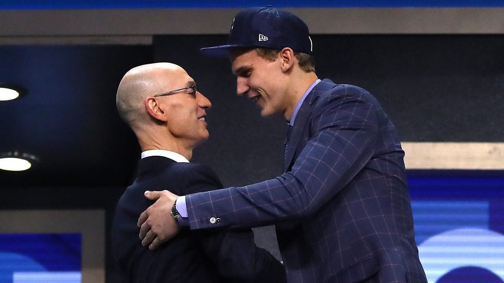 Lauri Markkanen nousi NBA-draftin lavalle seitsemäntenä pelaajana.