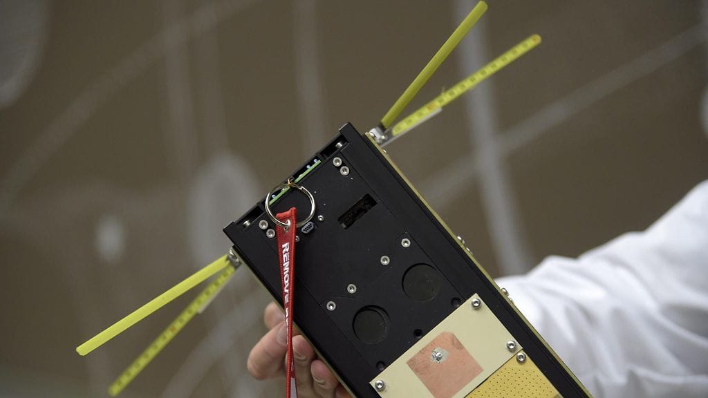 Kuvassa Aalto-1 satelliitti.