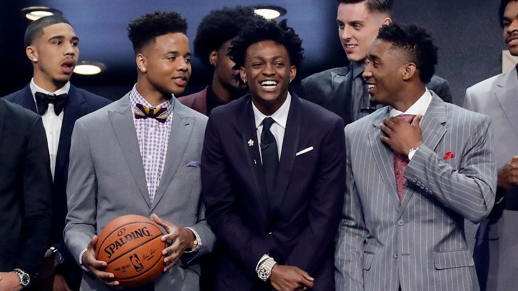 Markelle Fultz (pallon kanssa) varattiin ensimmäisenä NBA-draftissa.