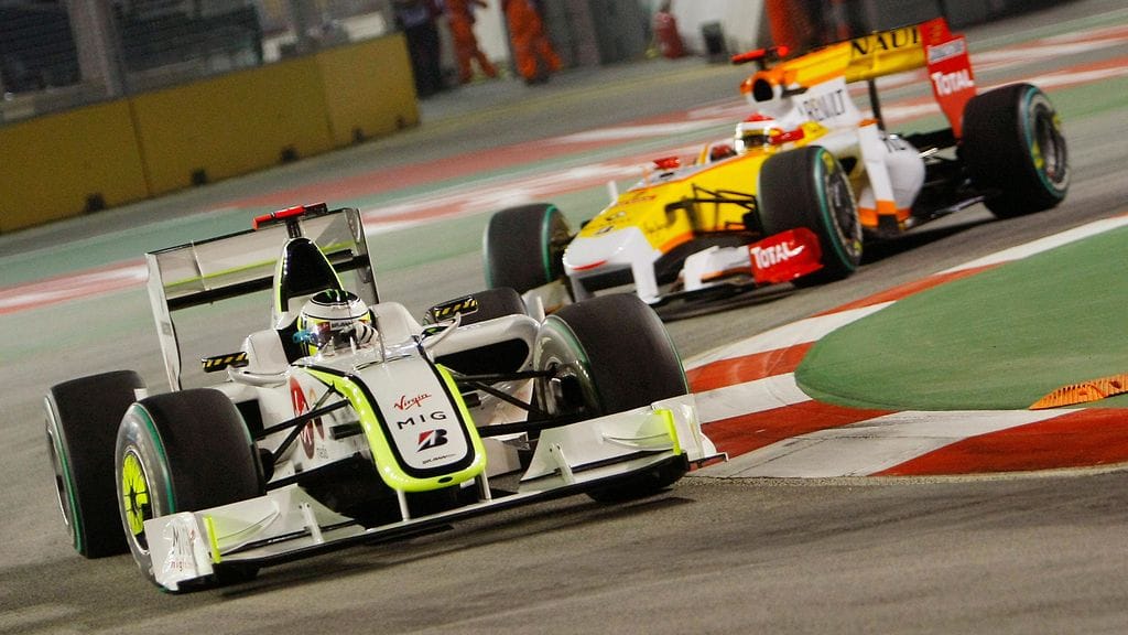 Fernando Alonso ajaa epätoivoisesti Jenson Buttonin Brawn GP:tä takaa vuonna 2009.