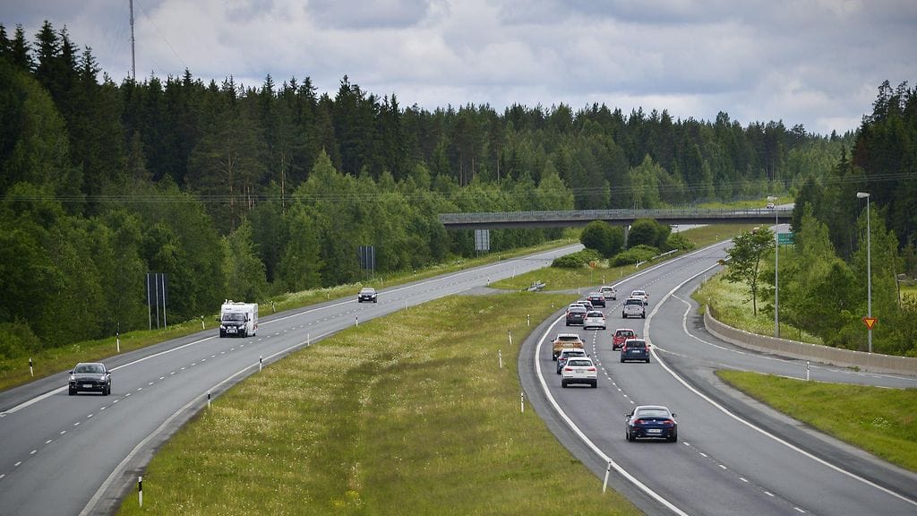 Juhannusliikennettä tiellä E12 Iittalassa juhannusaattona. Kuvituskuva.