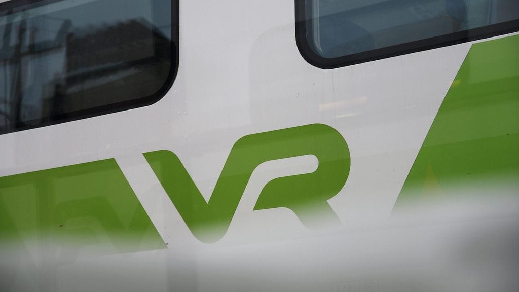 Sähköratavaurio saatiin tiedotteen mukaan korjatuksi kello 13.20 ja junaliikenne jatkuu nyt normaalisti. Kuvituskuva.