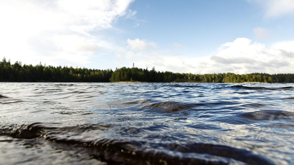 Mies putosi veteen veneen kaaduttua Oulun edustalla. Kuvituskuva.