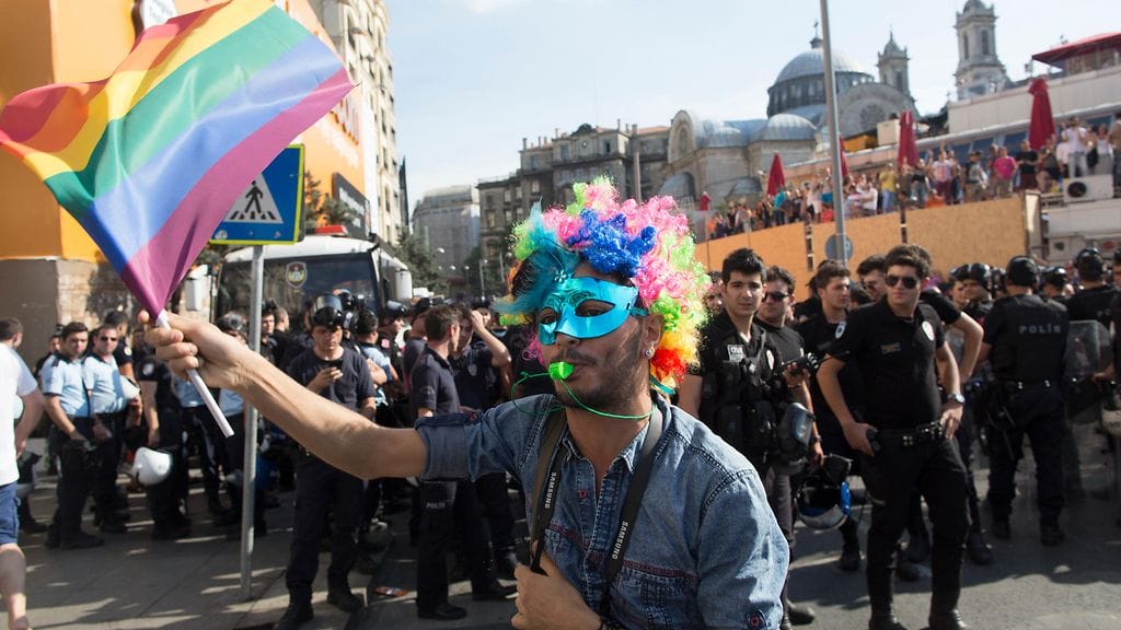 Pride-kulkueeseen osallistuva Istanbulissa vuonna 2015. Tällöin poliisi esti kulkueen pääsyn keskustan läpi.