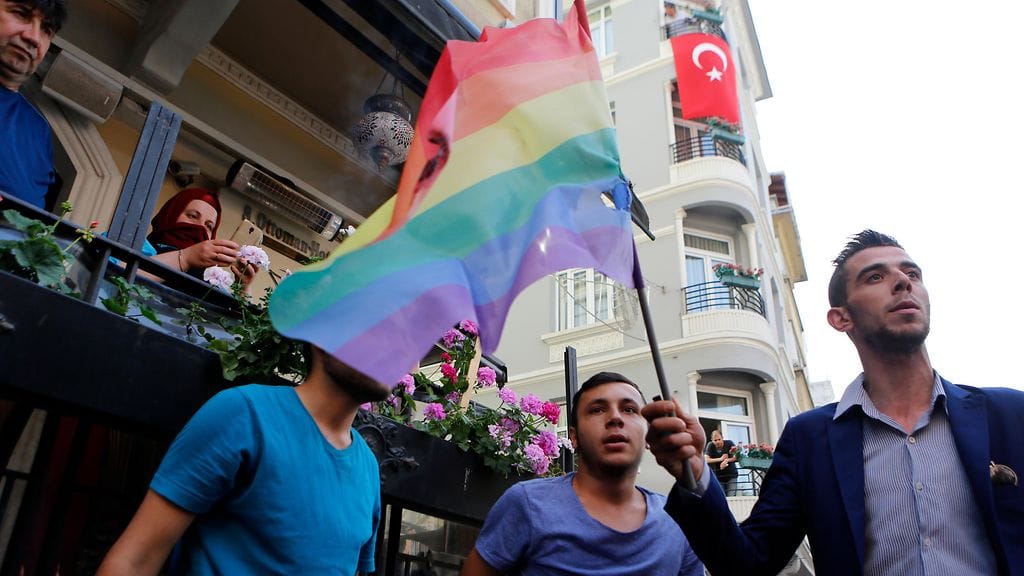 Ääri-isänmaalliset polttavat sateenkaarilippua vuonna 2016 Istanbulissa, jossa marssi keräsi osaanottajia huolimatta se virallisesti kiellettiin turvallisuussyihin vedoten.