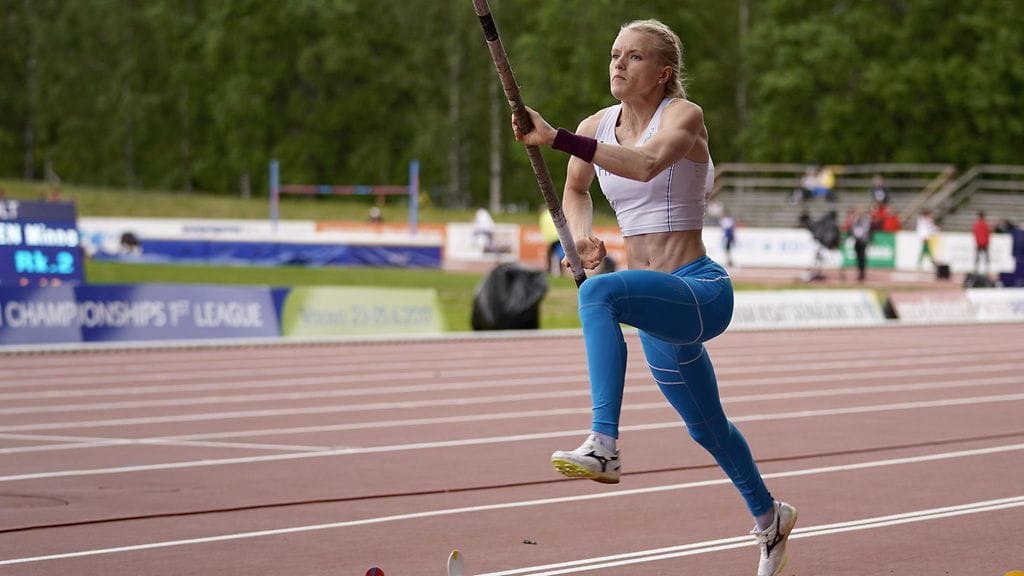 Minna Nikkanen hyppäämässä Vaasassa.