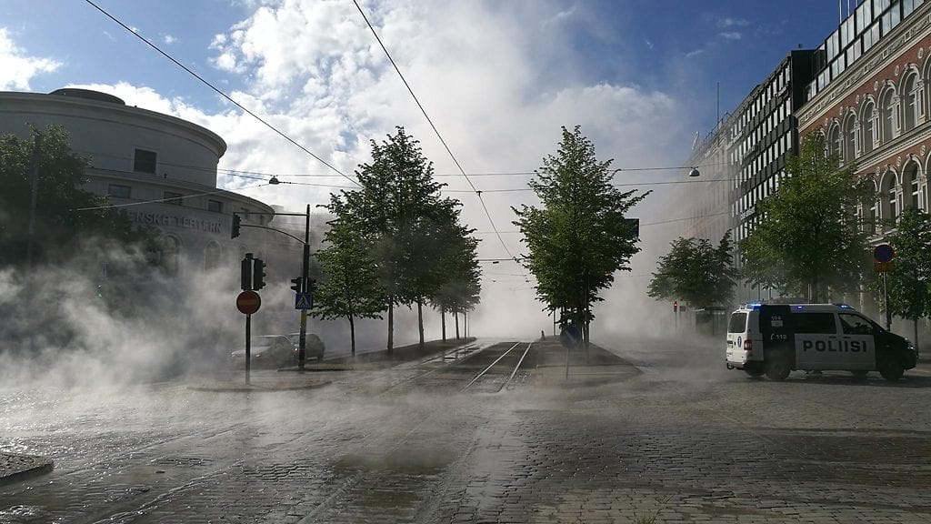 Lukijan kuva Helsingin Erottajalta, jossa tapahtui kaukolämpöputken hajoaminen 25.6.2017.