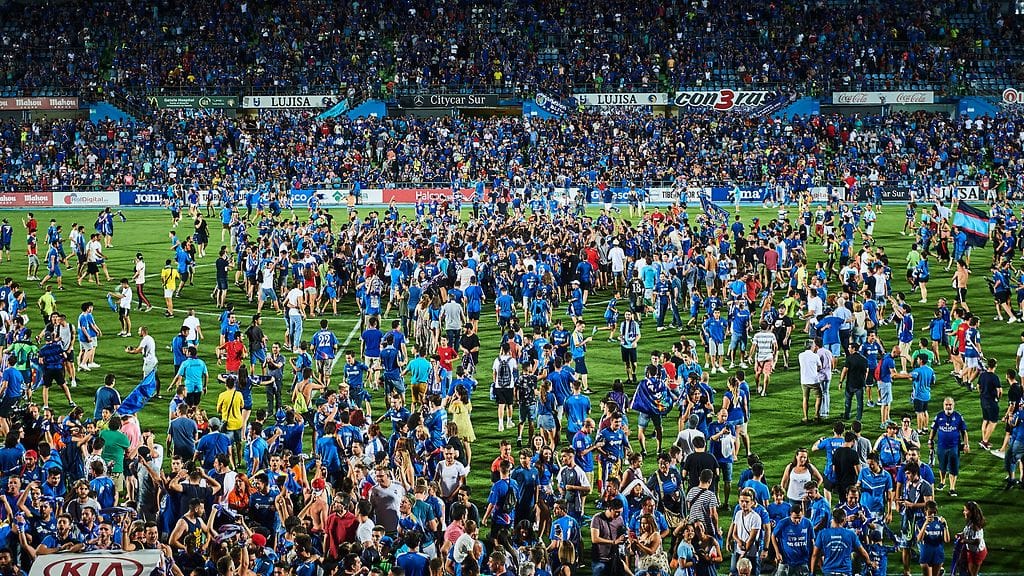 Fanit ja pelaajat juhlivat Getafen nousua yhdessä seuran kotinurmella.