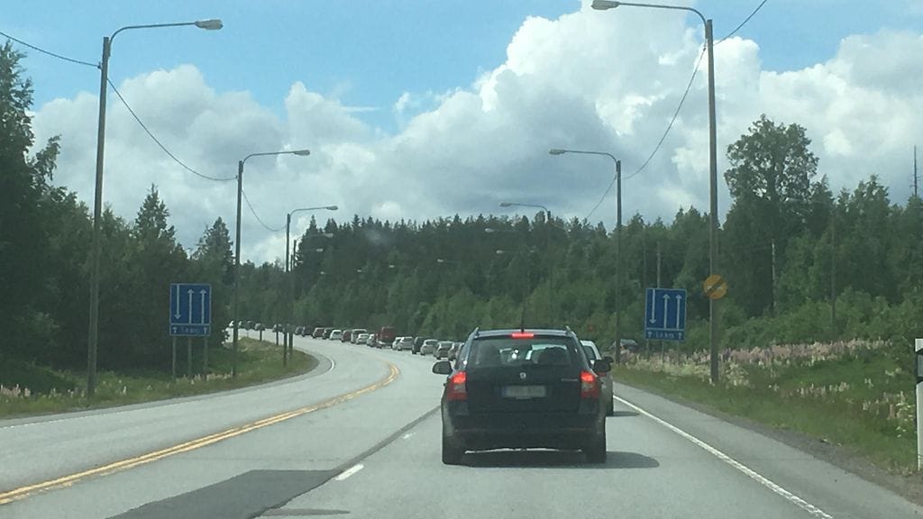 Ojaan kaatunut perävaunu voi aiheuttaa ruuhkaa. Arkistokuvaa ruuhkasta Viitostiellä Kuortissa viime juhannuksena.