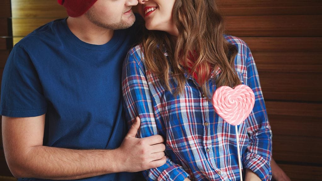 Asiantuntijan mukaan hyvässä parisuhteessa vallitsee kunnioituksen ja rakkauden tasapaino.