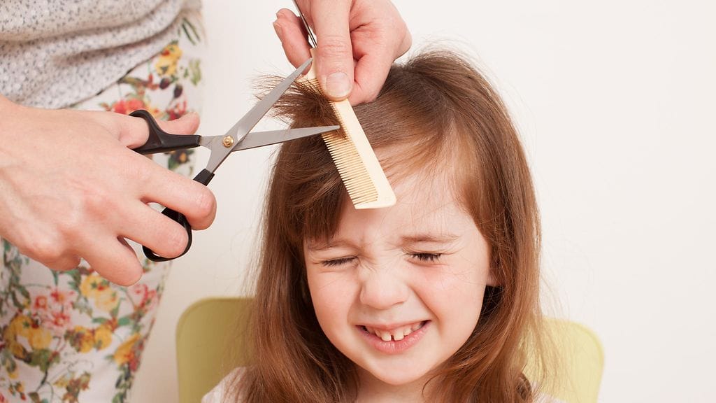 Anopin suorittama hiustenleikkuu ei ollut äidin mieleen. Kuvituskuva.