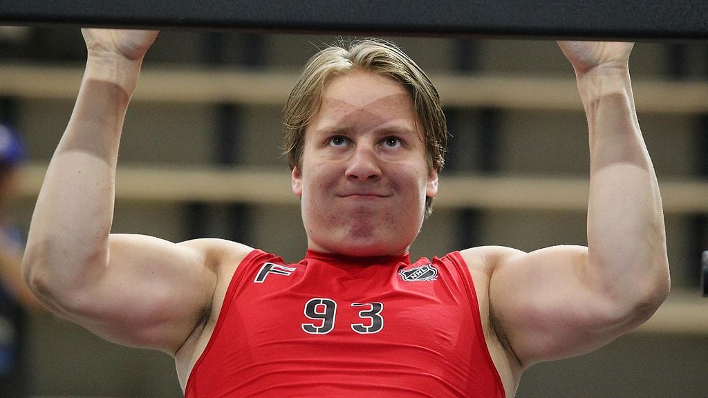 Eeli Tolvanen näytti leuanvedon mallia Draft Combine -tilaisuudessa.