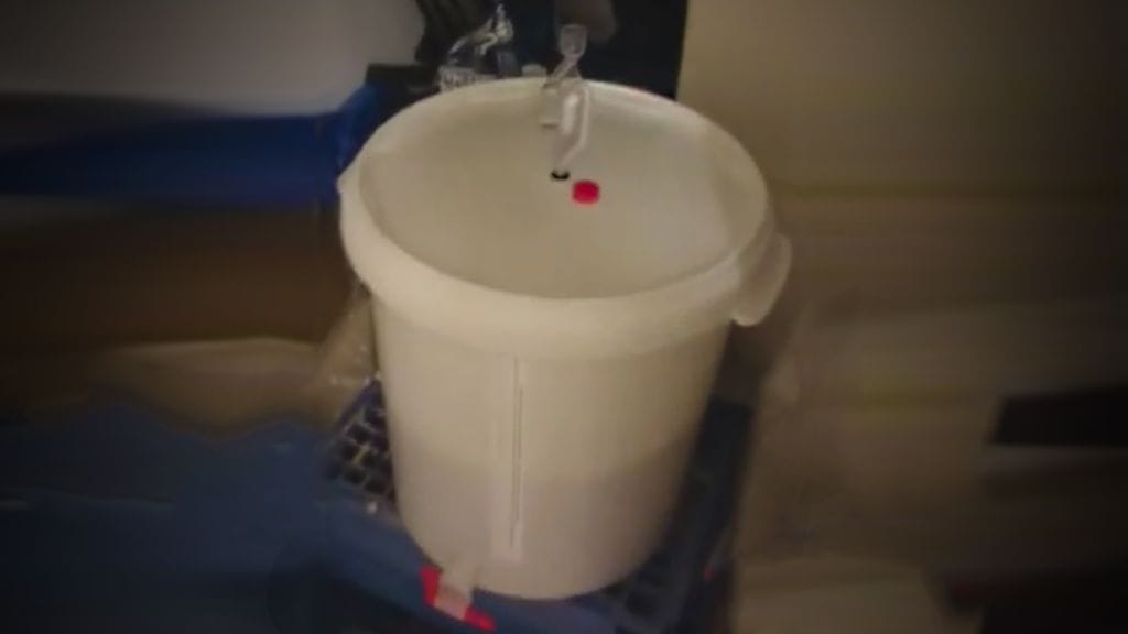 Kiljua valmistetaan monesti kotiviinin tapaan vesilukolla varustetussa käymisastiassa.