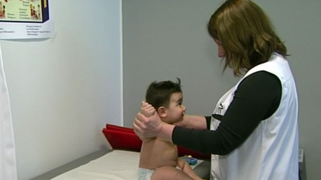 Yhdeksän kiloa ja kuusikymmentäseitsemän senttimetriä elämäniloa Helsingin Kivikon neuvolassa.