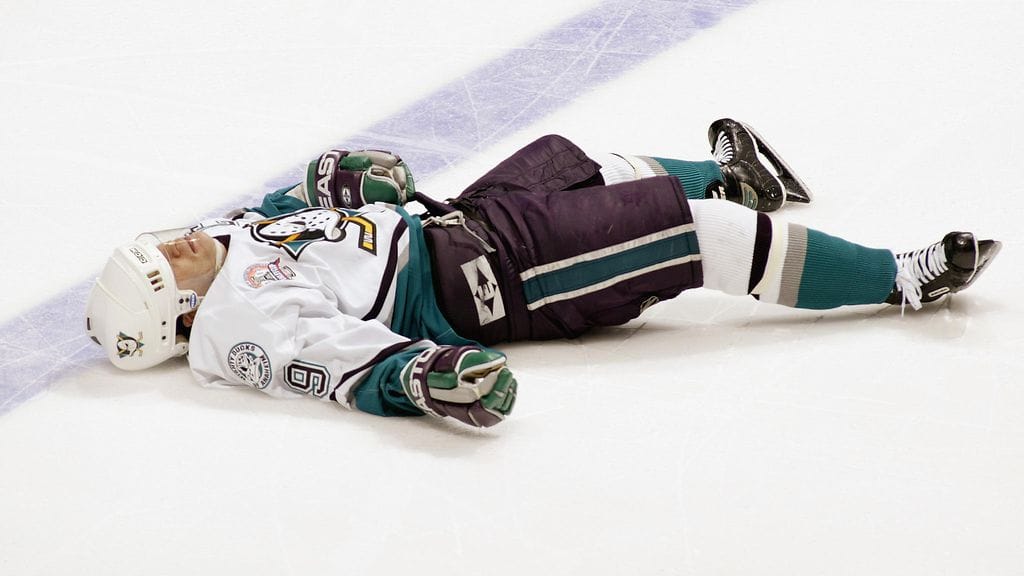 Ikonisen pelottava hetki Paul Kariyan uralta. Scott Stevens jyräsi hänet Stanley Cup -finaaleissa 2003.