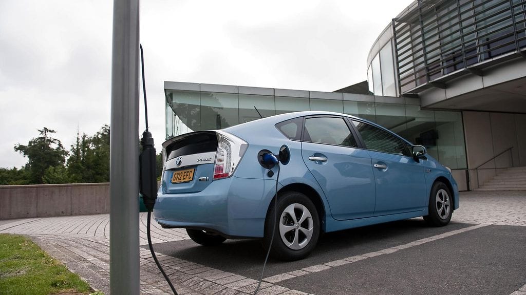 Toyotan Prius Plug-in hybridiä on mahdollista saada aurinkopaneelilla varustettuna.