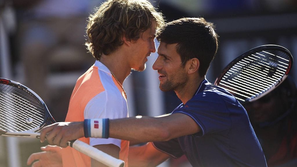 Alexander Zverev kukisti Novak Djokovicin Rooman Masters-turnauksen finaalissa toukokuussa.