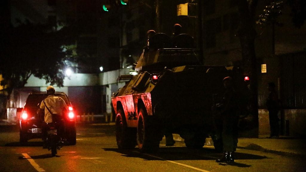 Venezuelalaissotilaita panssiariajoneuvossa partioimassa lähellä presidentin palatsia Caracasissa, Venezuelassa 27. kesäkuuta 2017.