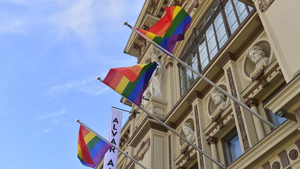 Pride viikon 2017 kunniaksi sateenkaarilippuja Ateneumin seinällä Helsingissä 26. kesäkuuta 2017.