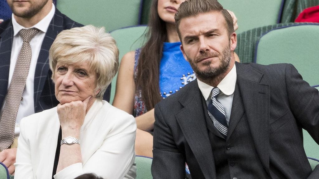 David Beckham kuvattuna Sandra-äitinsä kanssa Wimbledonin tennisturnauksen katsomossa kesällä 2016.