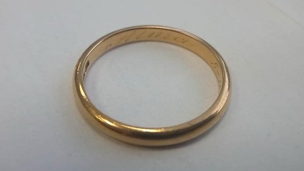 Sormukseen on kaiverrettu nimi Alma sekä päivämäärä 5-11-37.