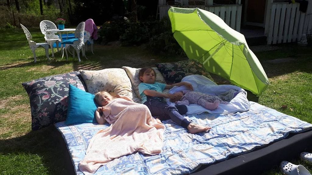 Maarit Jakobsson Loikoilua saunan jälkeen