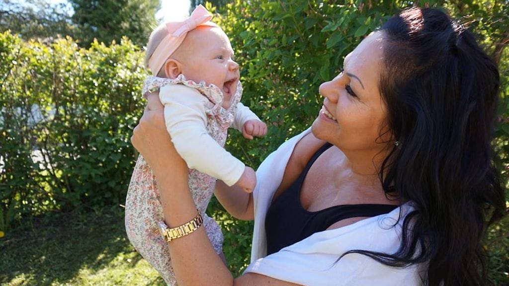 Maarit Jakobsson nautti mummilomallaan pikku-Mimmin seurasta mökillä.