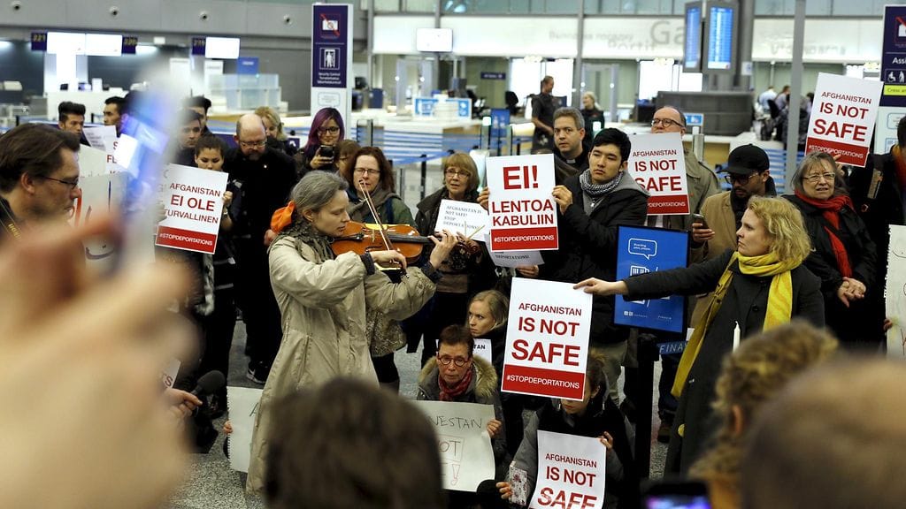 Mielenosoitus turvapaikanhakijoiden palautusta vastaan Helsinki-Vantaan lentokentällä 3. huhtikuuta 2017.