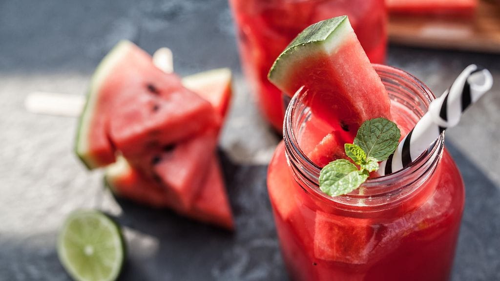 Valmis vesimelonimehu sopii loistavasti täyttävämmän smoothien pohjaksi.