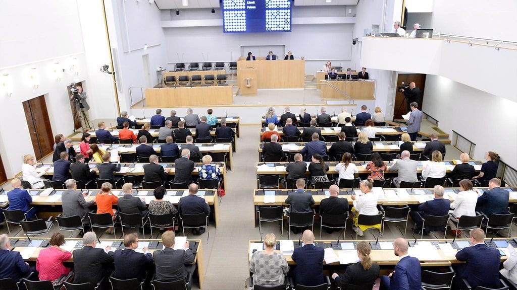 Eduskunnan viimeinen täysistunto väistötiloissa tänään perjantaina.