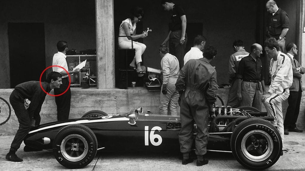 Ron Dennis nostamassa Jochen Rindtin F1-autoa Cooper-tallin varikolla Monzassa syyskussa 1966.