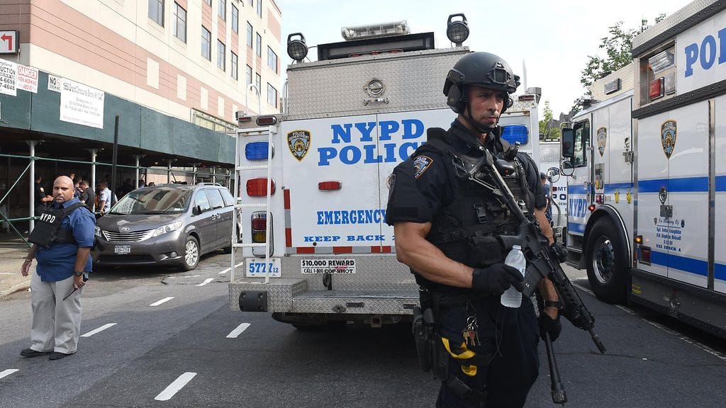 Viranomaisia Bronx Lebanon-sairaalan ulkopuolella tapahtuneen jälkeen.