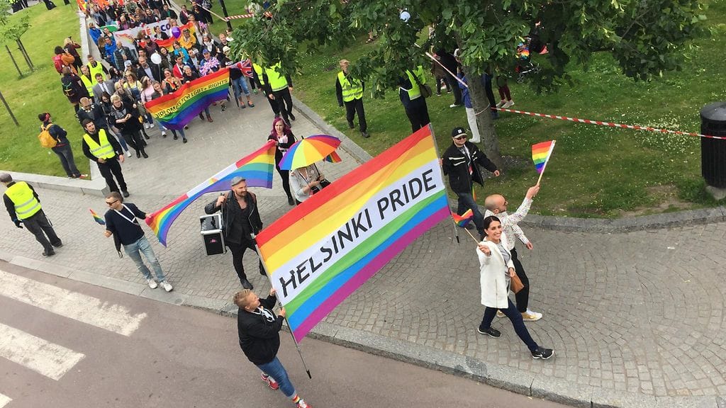 Suomen sijoitusta on parantanut viime vuonna voimaan astunut tasa-arvoinen avioliittolaki. Kuva viime vuoden Helsinki Pride -tapahtumasta.