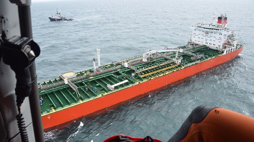 Kuvassa vaurioitunut alus.