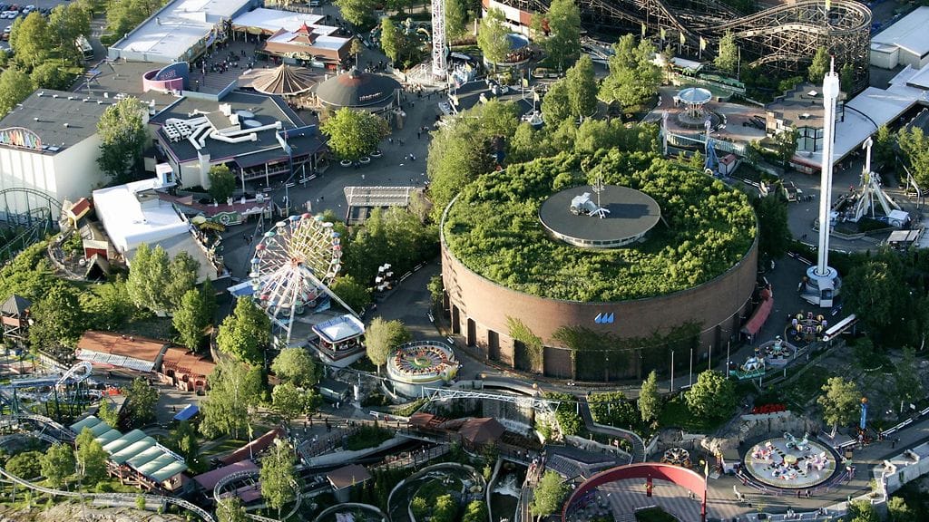 Viherkatto Linnanmäellä Helsingissä.