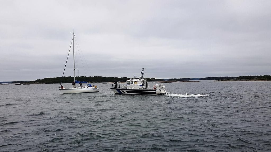 Paikalle hälytettiin kaksi partiovenettä sekä helikopteri. Purjehijat ehtivät kuitenkin tukkia vuodon omin toimenpitein.