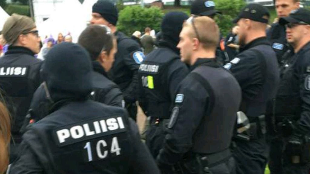 Silminnäkijän ottamasta kuvasta näkyy, miten poliisit saapuivat konserttipaikalle pian sen jälkeen, kun aidan raosta juoksi kymmeniä ihmisiä sisään The Weekndin keikalla Helsingin Kaisaniemessä 1.7.2017.