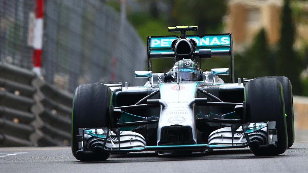 Nico Rosberg vauhdissa Mercedeksellään vuonna 2014.