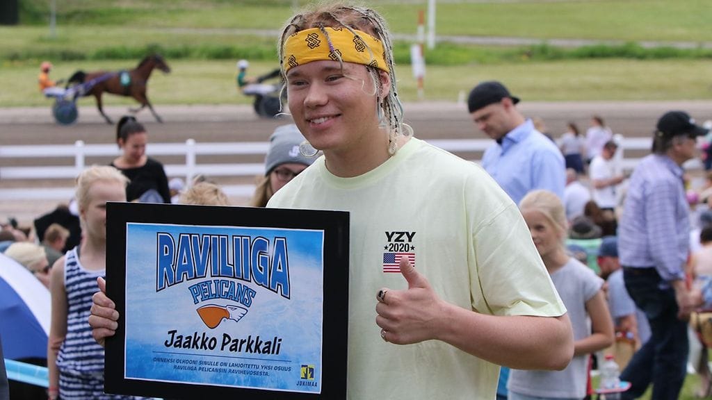 Tubetähti Jaakko Parkkali sai osuuden Jokimaan ja Pelicansin tulevasta Raviliigahevosesta Suur-Hollola-raveissa.