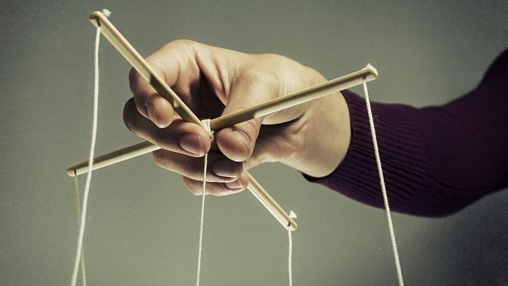 Kontrollifriikki haluaa pitää kaikki langat koko ajan hyppysissään.