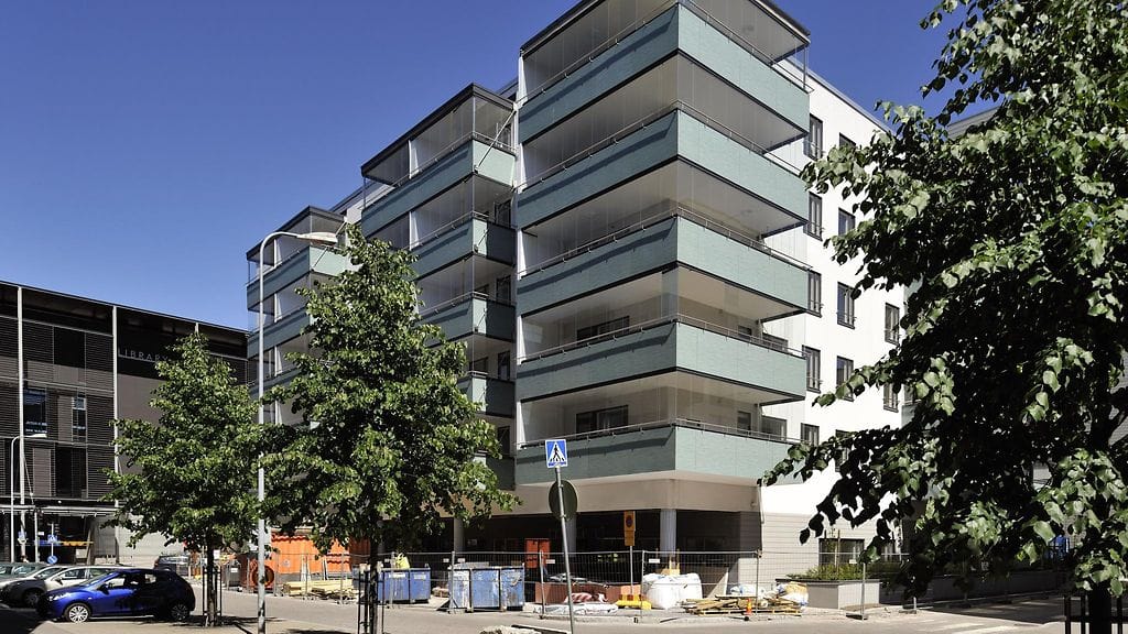 Tähän Espoon Leppävaarassa sijaitsevaan kerrostaloon piti alunperin tulla vanhusten palvelutalo Kultalampi. Rakennus kuvattu 4. heinäkuuta 2010.