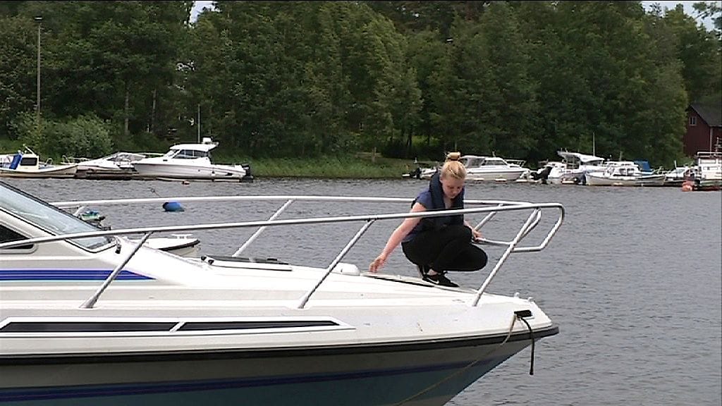 Vilma Hilli käyttää pelastusliivejä kannella liikkuessaan.