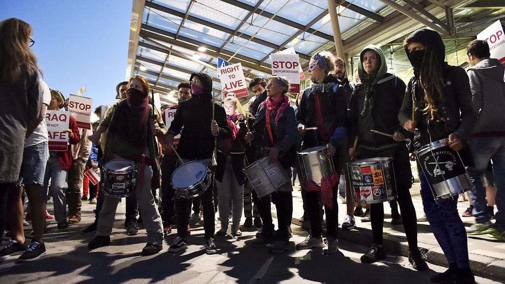 Turvapaikanhakijoiden pakkopalautuksia vastusti Helsinki-Vantaan lentoasemalla toissayönä noin kaksisataa mielenosoittajaa.