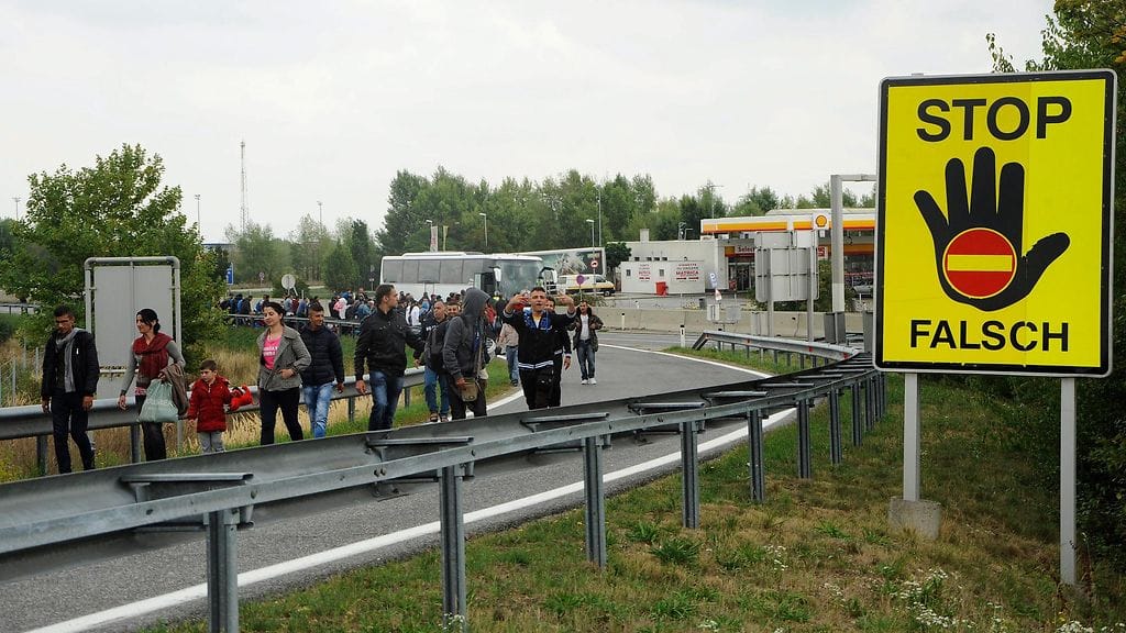 Pakolaisia kävelemässä kohti Wieniä syyskuussa 2015.