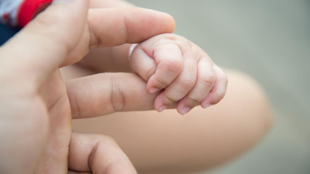 Äiti muistuttaa, että lapsen syntymä on jo itsessään voitto.