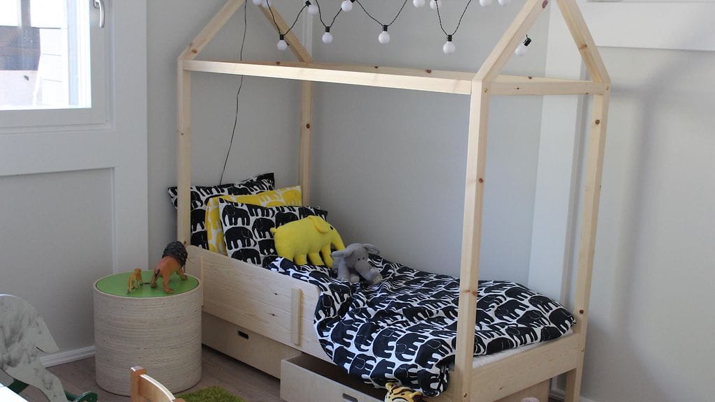 Kauniista puusängystä tekee helposti majan.