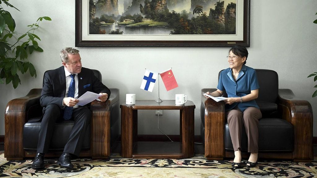 Helsingin yliopiston rehtori Jukka Kola ja Pekingin kemianteknologian yliopiston professori Wang Fang.