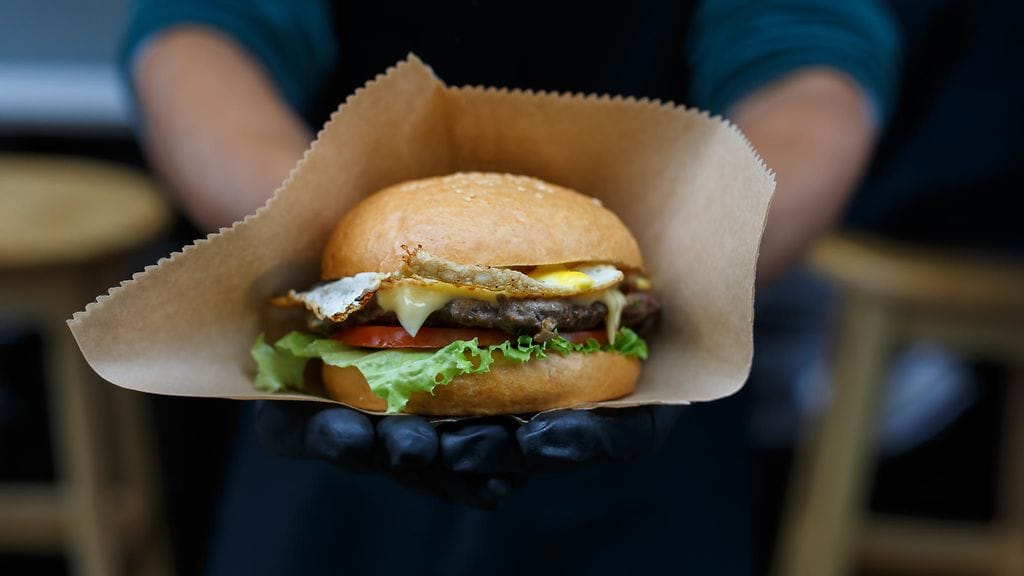 Grillissä paistetut hampurilaiset ovat kesän herkkuruokaa!