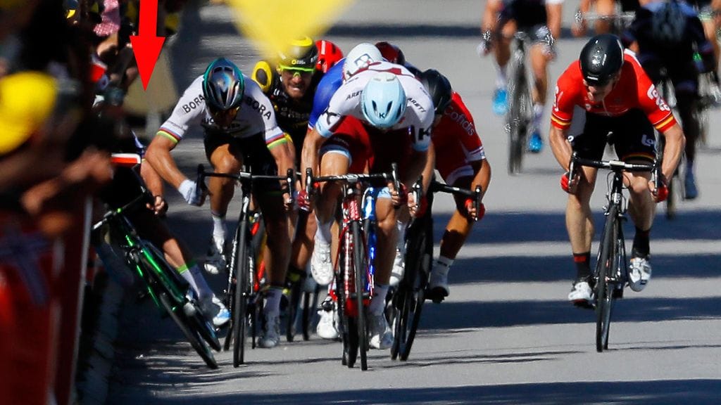 Peter Sagan tuuppasi Mark Cavendishin päin rata-aitaa.