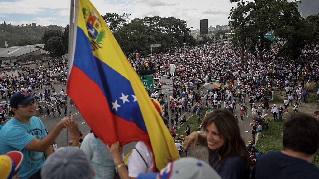 Ihmiset osoittivat mieltään 1. heinäkuuta 2017 Venezuelan pääkaupungissa Caracasissa.